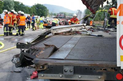 Malsch. Toedl. Lastwagenunfall auf der A5 mit zwei in Vollbrand stehenden Lastwagen